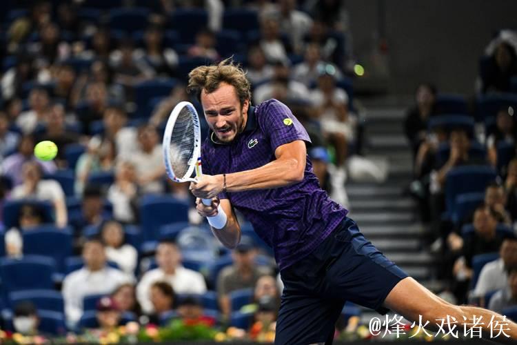 ATP巴黎大师赛:梅德韦杰夫强势晋级 阿利亚西姆惊险逆转 ATP巴黎大师赛:梅德韦杰夫强势晋级 阿利亚西姆惊险逆转